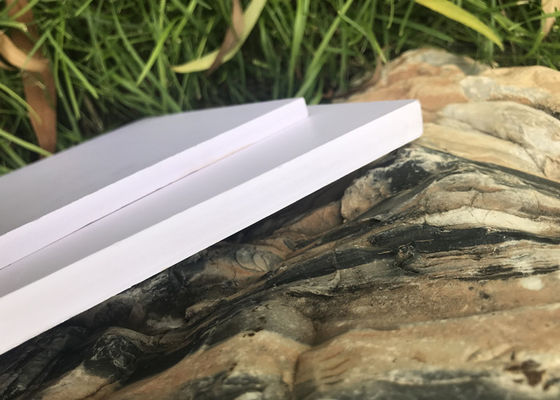 الجدار الخارجي الدائم Sintra PVC رغوة المجلس الطباعة الرقمية 0.3g / Cm3 الكثافة